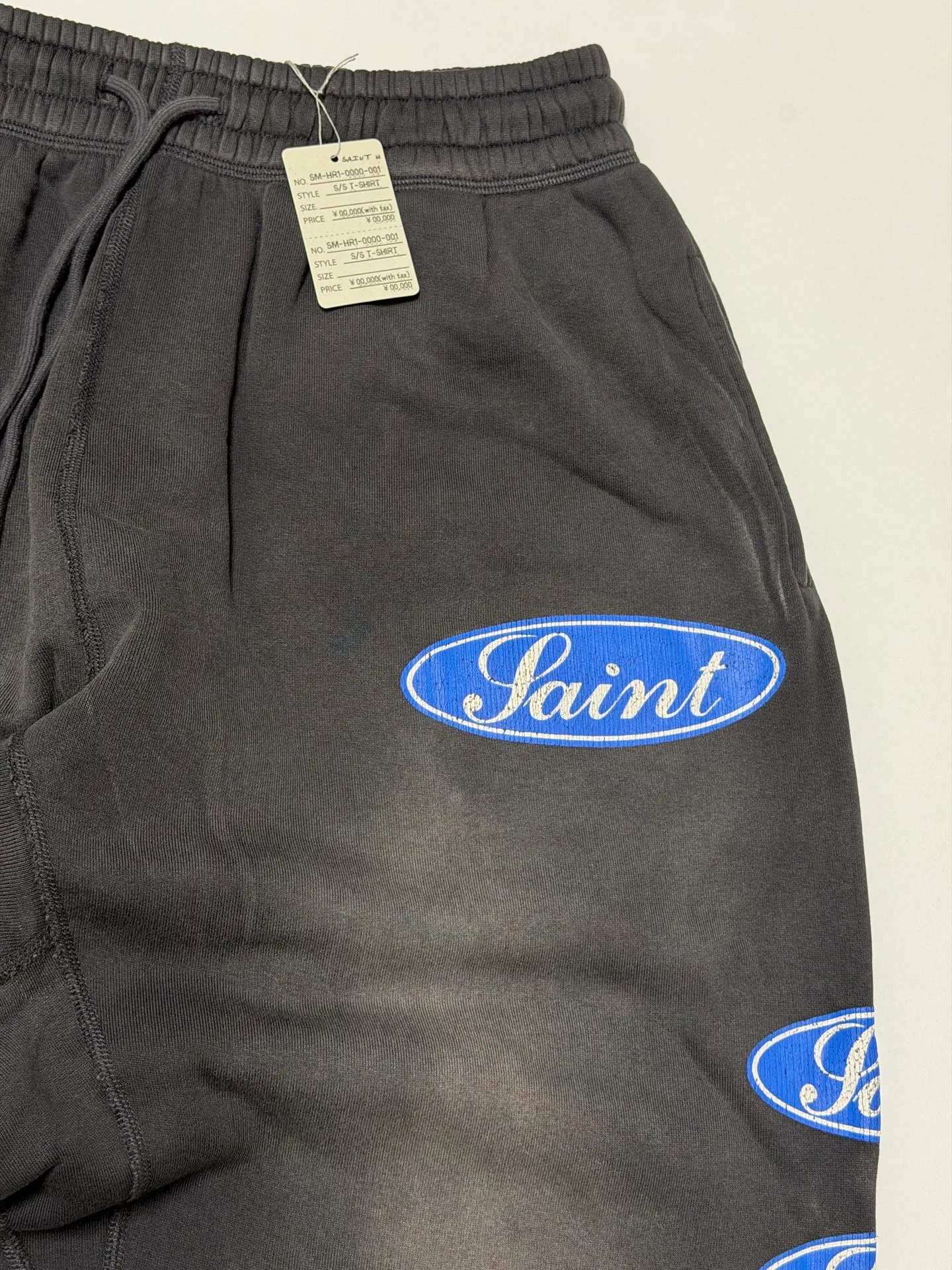 SAINT Mxxxxxx SWEAT PANTS/LOVE AMONG/BLK blue SAINT barrage sweatpants, washed black S-XL, top-notch printing and distressing process, very close to the original distressed feeling, Assute dyeing, whole piece sprayed with horse fade, wormhole destruction treatment, heavy fermentation washing to create NEW VINTAGE texture, factory four-needle and six-thread workmanship, no bone seams, correct main mark, wash mark